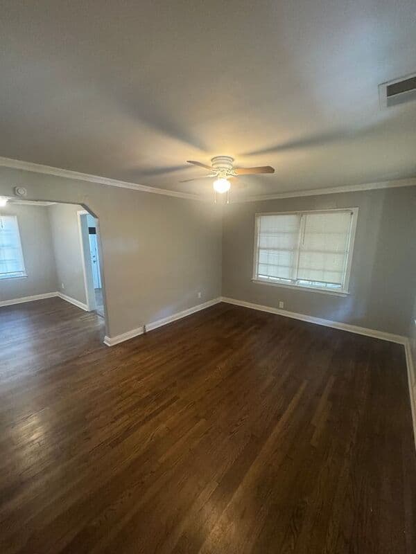 Memphis House: 1055 W Walthal Cir