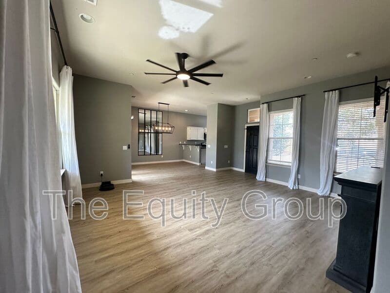 Farmersville House: 421 W. Trinta St
