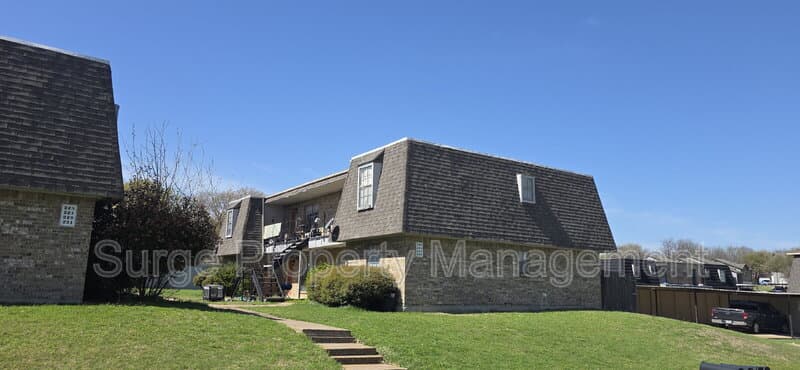 Benbrook Condo: 233 Vista Way