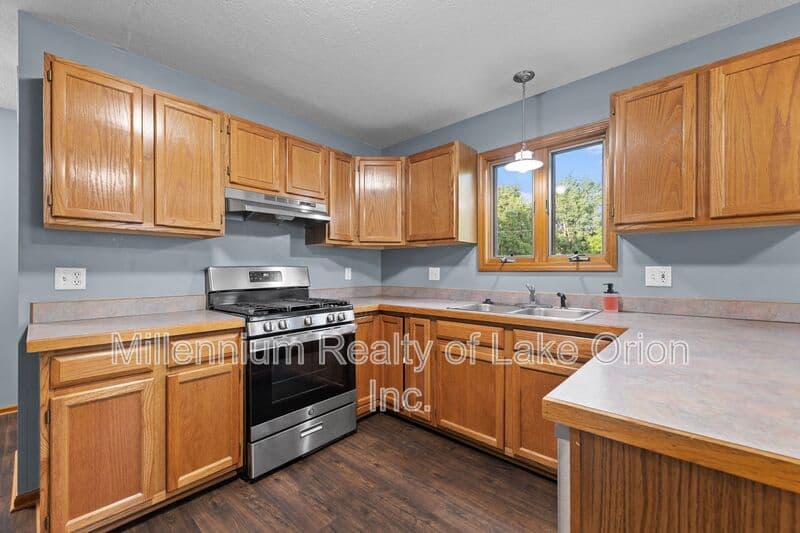 Lapeer House: 303 S Saginaw St