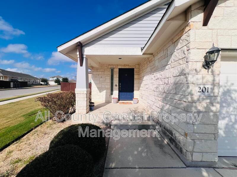 Georgetown House: 201 Oakstone Dr