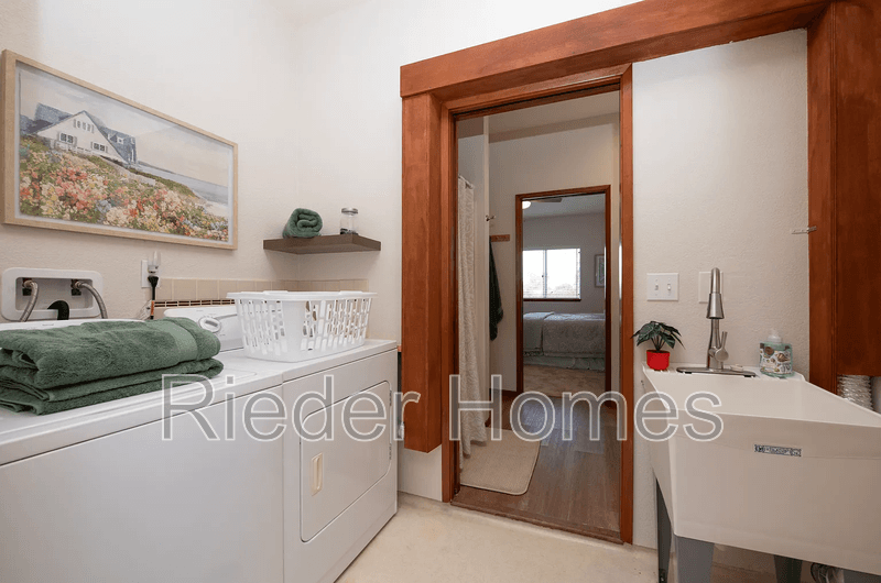 Oceanside House: 1606 Hackamore Rd