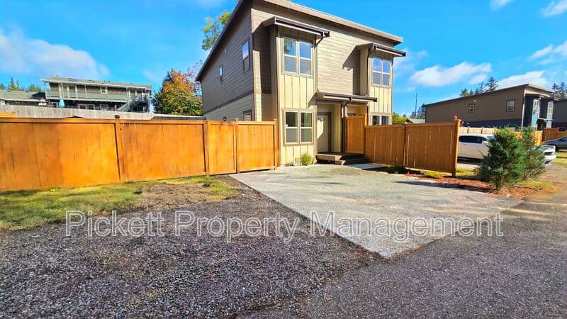 Bremerton House: 3667 Pine Rd