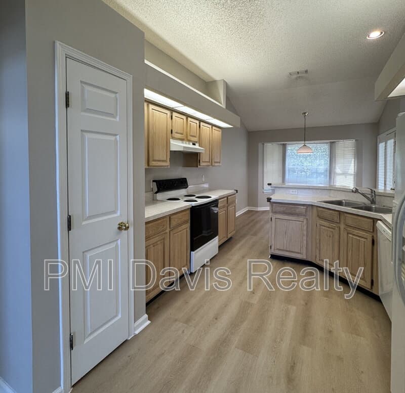 Jacksonville House: 9092 Camshire Dr