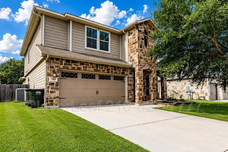 Schertz House: 764 Clearbrook Ave