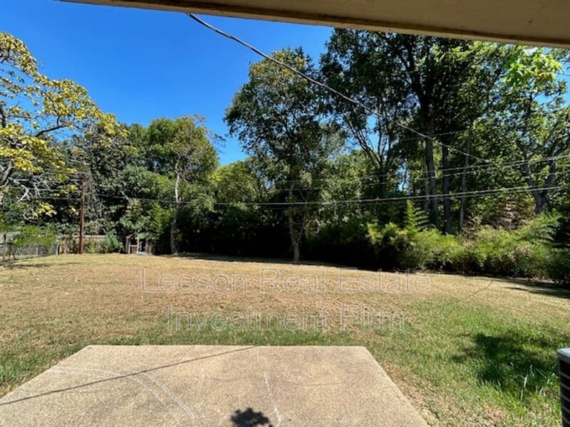 Shreveport House: 1102 Cloverdale Dr.