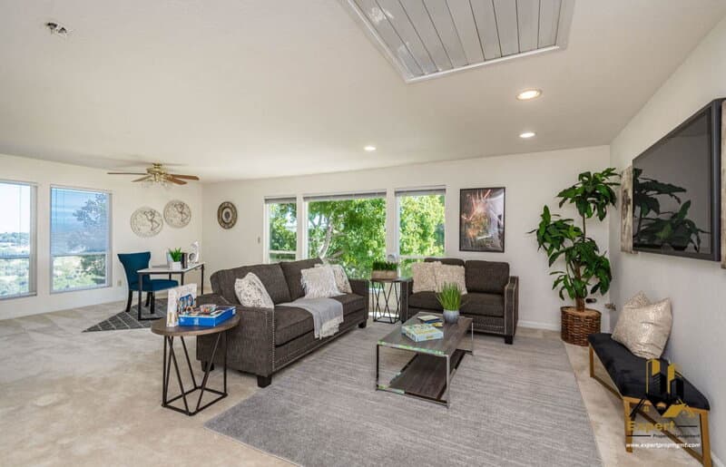 Newcastle House: 1811 Oak Terrace