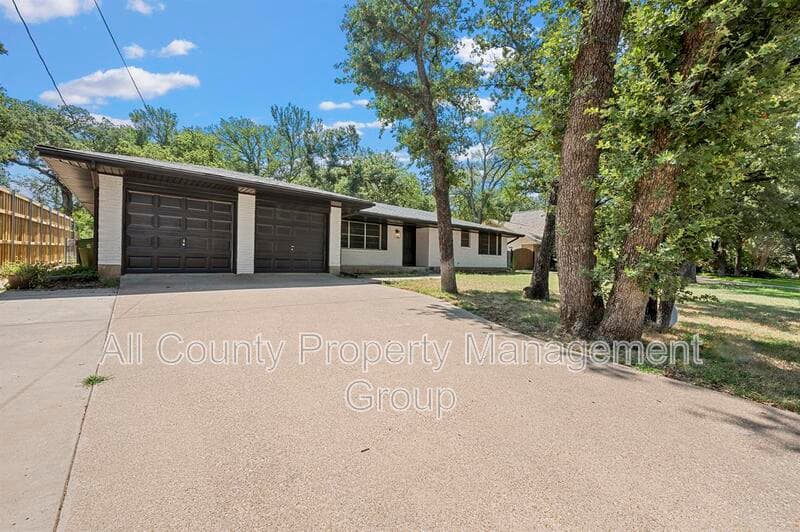 Hurst House: 1444 Cimarron Trail