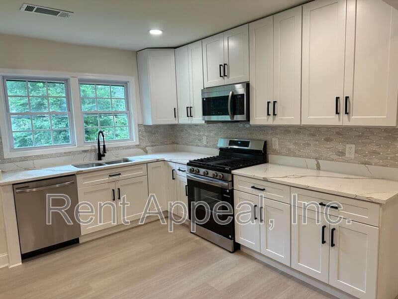 Atlanta House: 943 Violet St Se