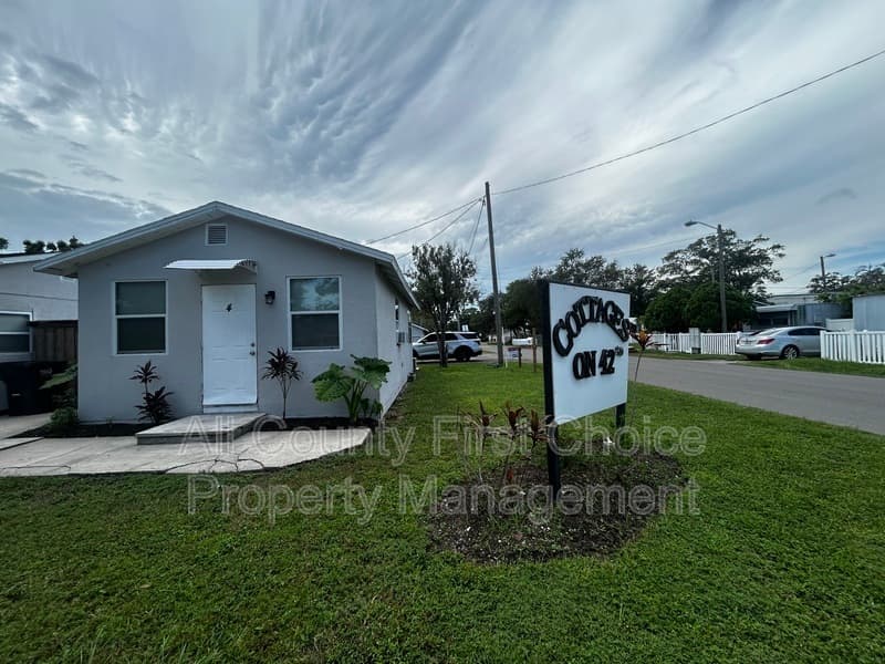 St. Petersburg House: 5475 42nd St N