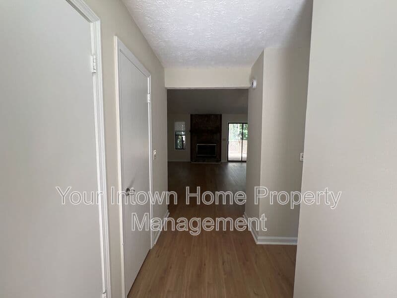 Kennesaw House: 3352 Hogan Dr.