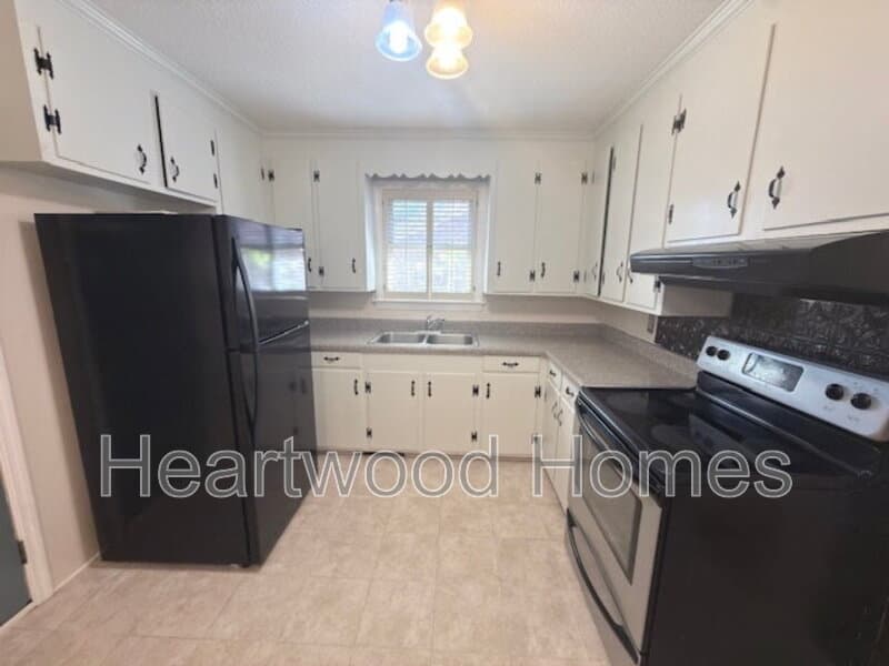 Columbia House: 1213 Deerwood Street