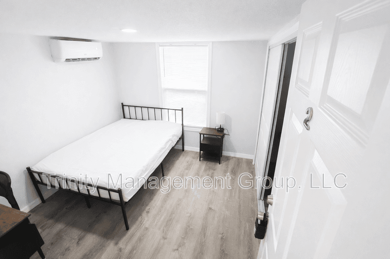 Holiday House: 1935 Speck Dr - Room 1
