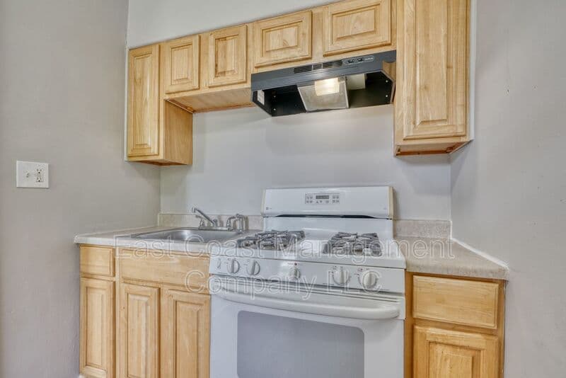 Baltimore Condo: 5906 The Alameda