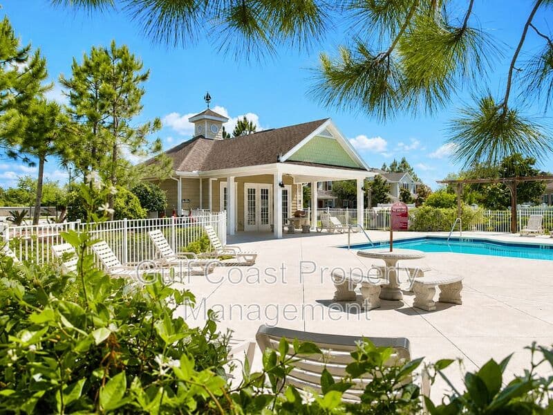 Bradenton House: 4850 51st St West