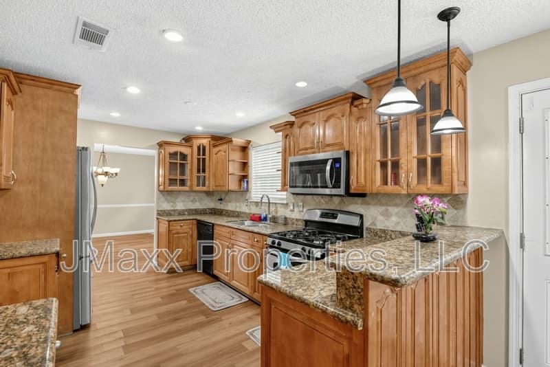 Lithonia House: 1560 Rogers Crossing Dr