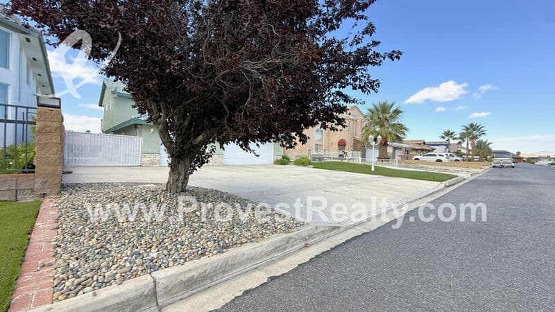 Victorville House: 18064 Mariner Dr
