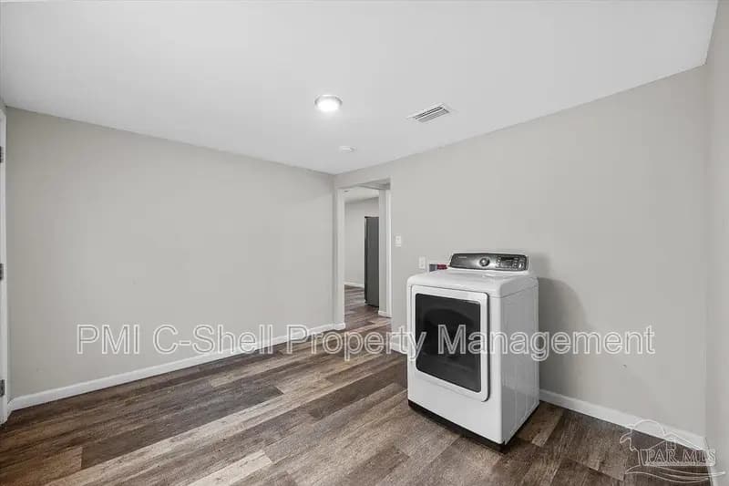 Pensacola House: 3258 Peagler Plaza Rd