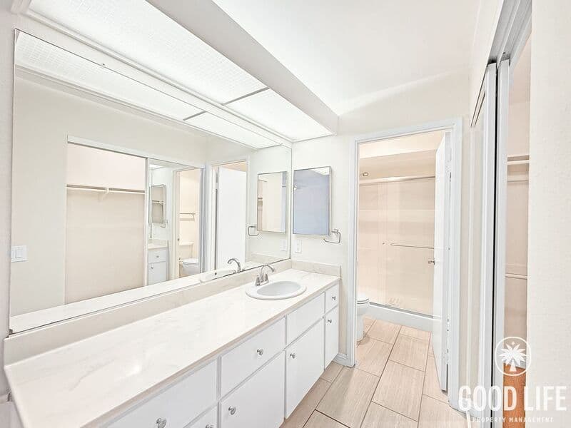 La Mesa House: 6050 Henderson Dr
