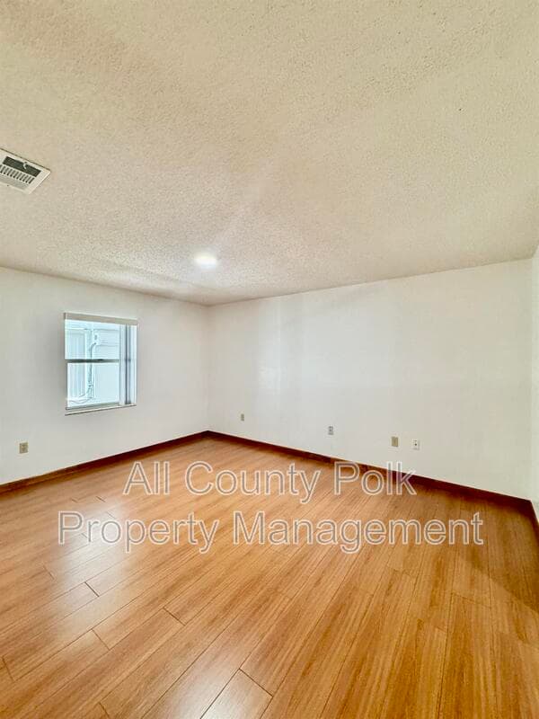 Lakeland House: 3919 Lehman Ct