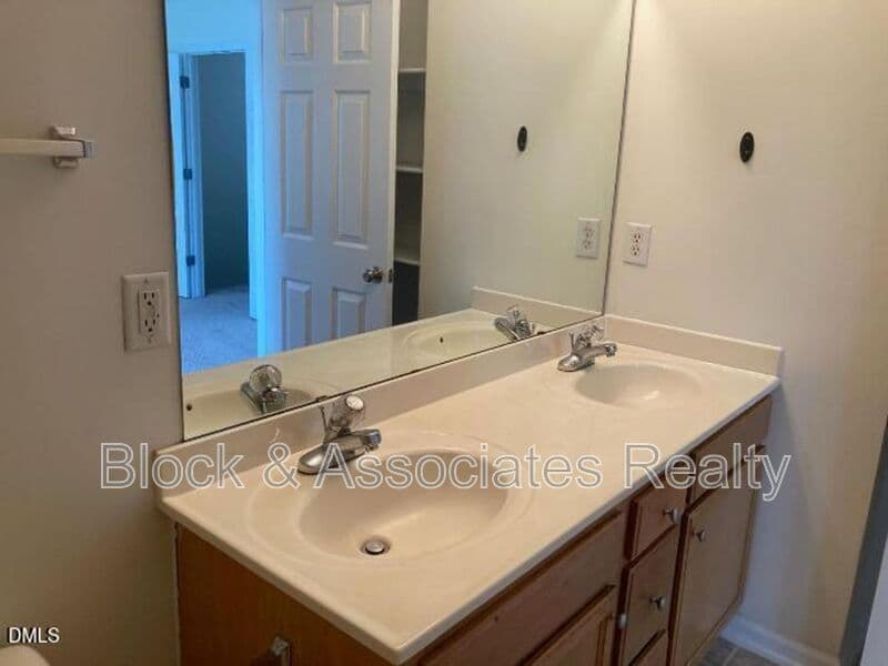 Raleigh House: 8346 Glenwood Springs Ct