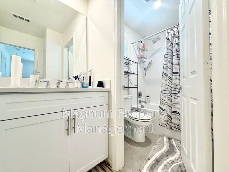 Lake Elsinore House: 970 Helena Ridge