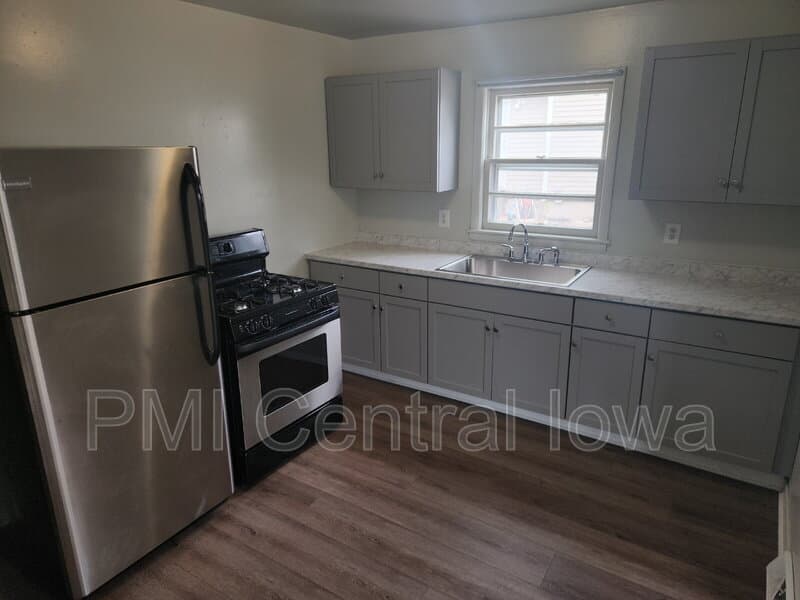 Des Moines House: 290 E 17th St