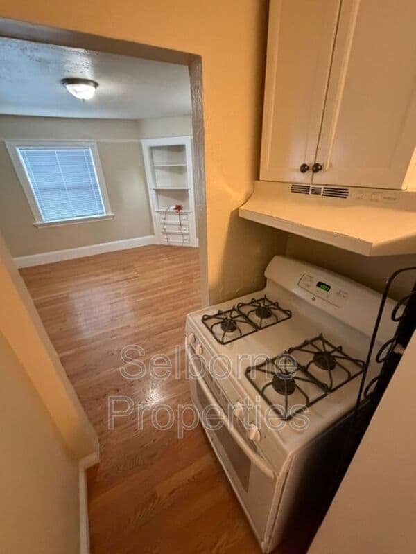 Oakland House: 546 Merrimac St