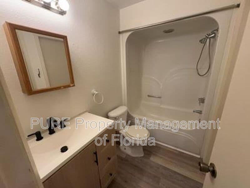 Ocala House: 595 NW 100th St