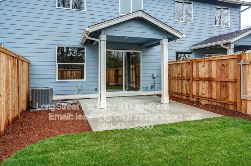 Monmouth Townhome: 484 S Monmouth Ave