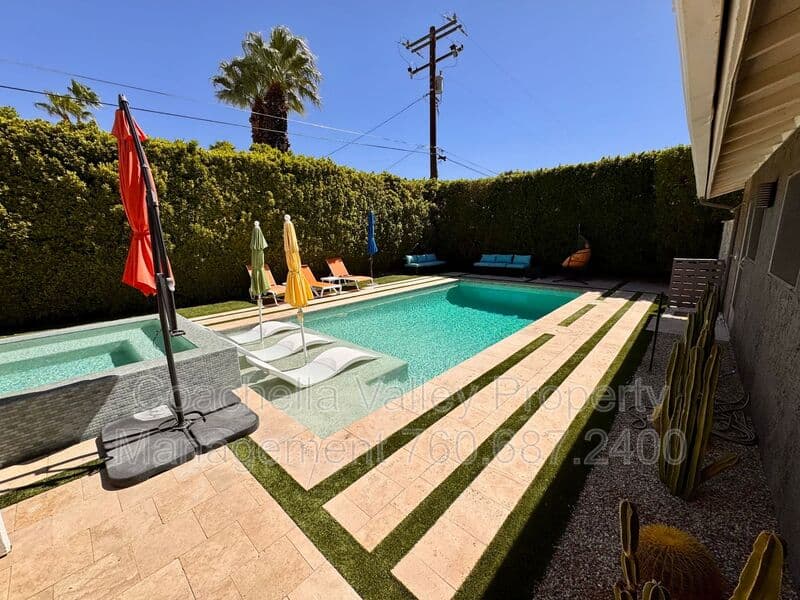 Palm Springs House: 2004 N San Antonio Rd