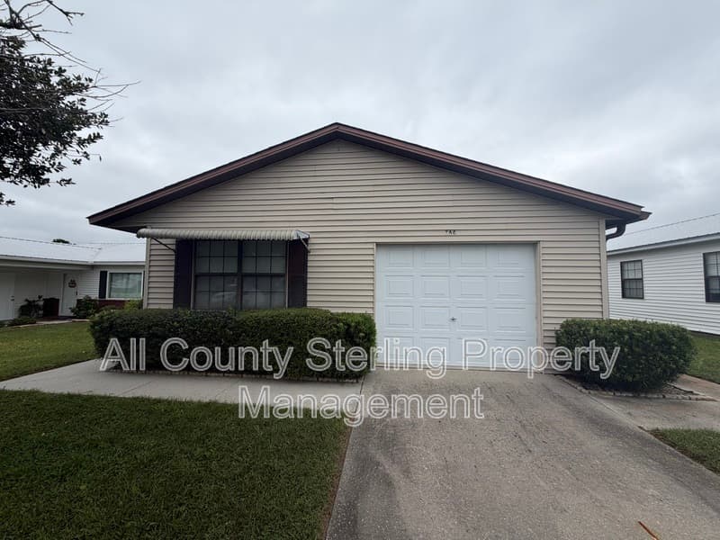 Lake City House: 166 SE Jenese Way