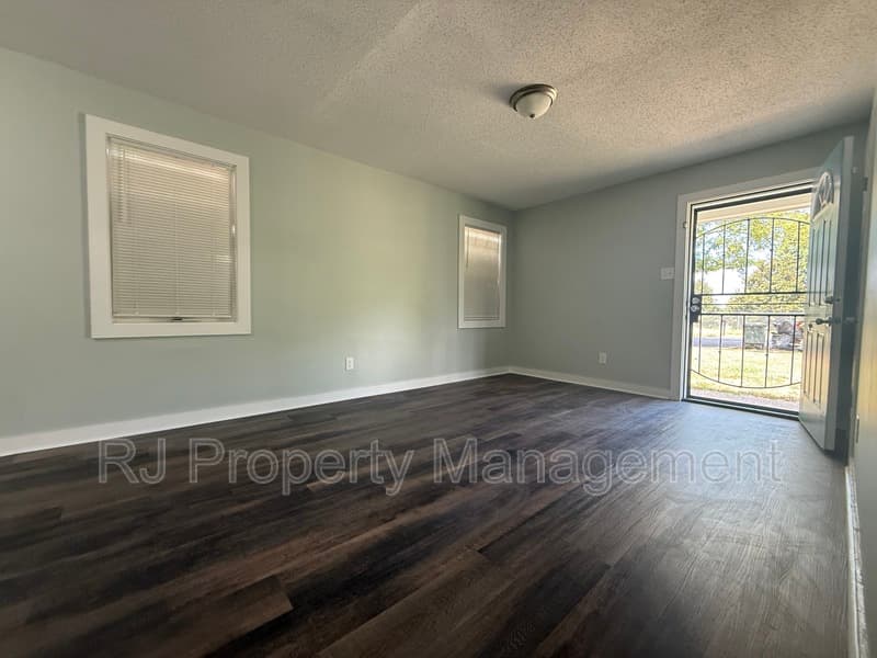 Memphis House: 307 W Peebles Rd