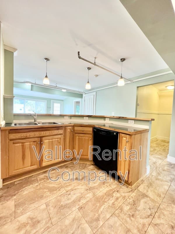 Hadley Condo: 132 Middle Street - 3