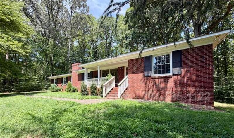 Charlotte House: 6801 Woodland Cr