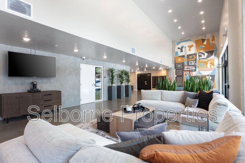 Oakland House: 777 Broadway