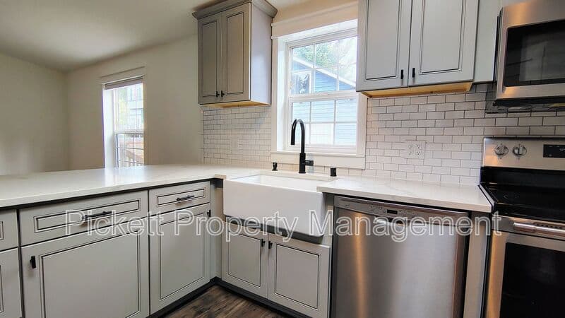 Port Orchard House: 11438 SE Regatta View Ln