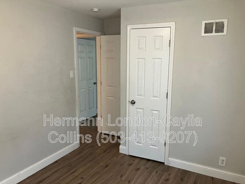 St Louis House: 10072 Ashbrook Dr