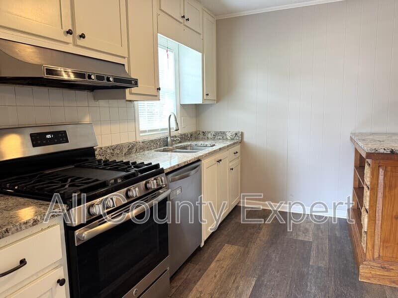 Gainesville House: 9215 Long Hollow Rd