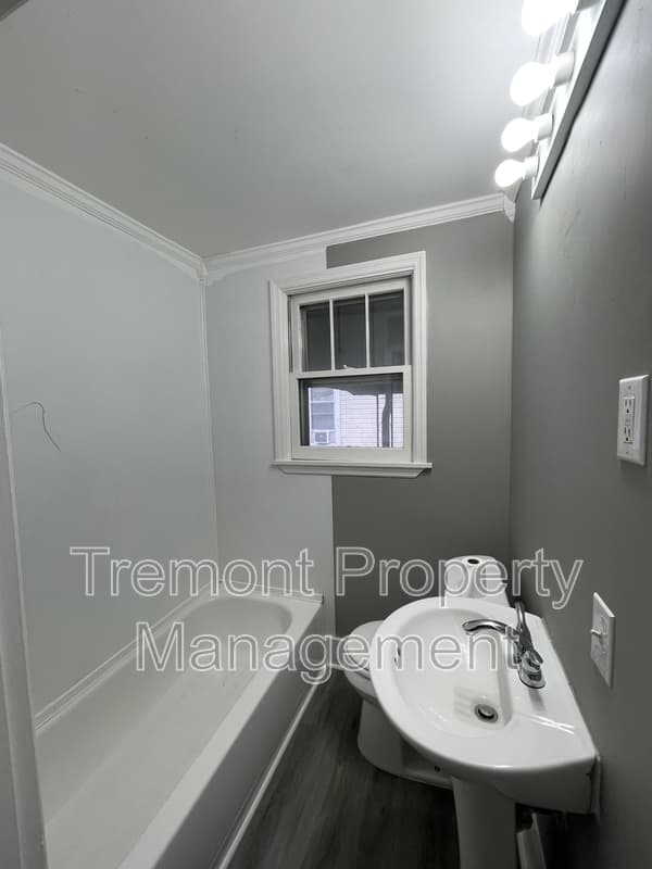 Rossville House: 711 Flegal Avenue