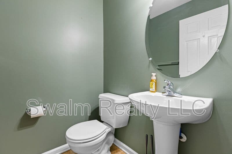 Middletown House: 325 Wilmore Dr