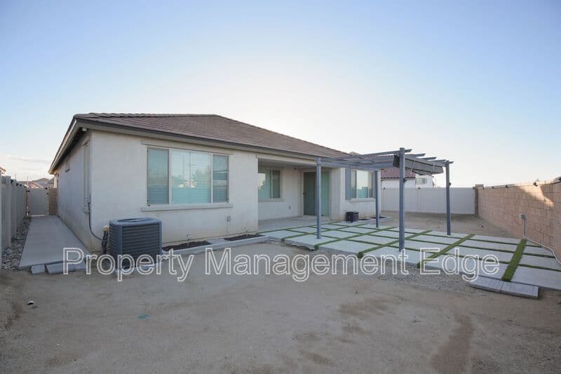 Menifee House: 29337 Chestnut St