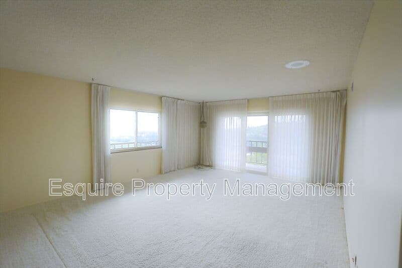 SOMIS House: 5875 N GREENTREE DR