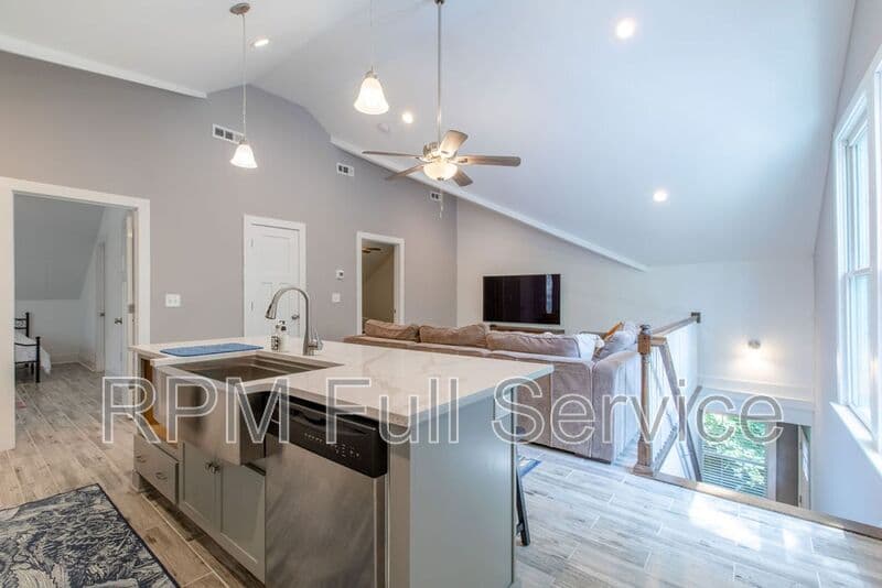 Nashville House: 1021 College Avenue