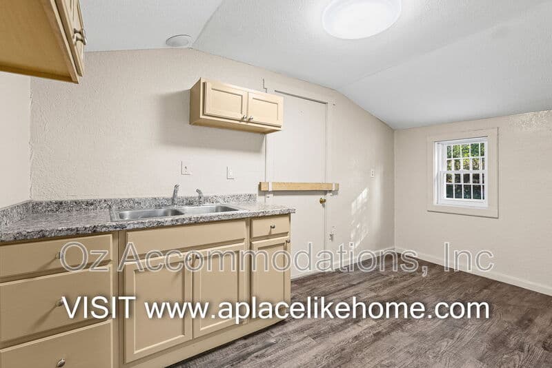Kansas City House: 1501 N 29th St