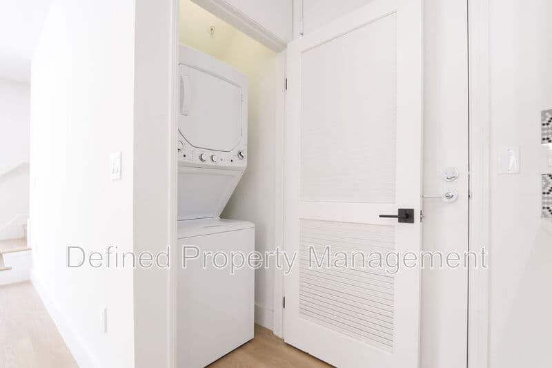 Los Angeles Condo: 1325 N Poinsettia