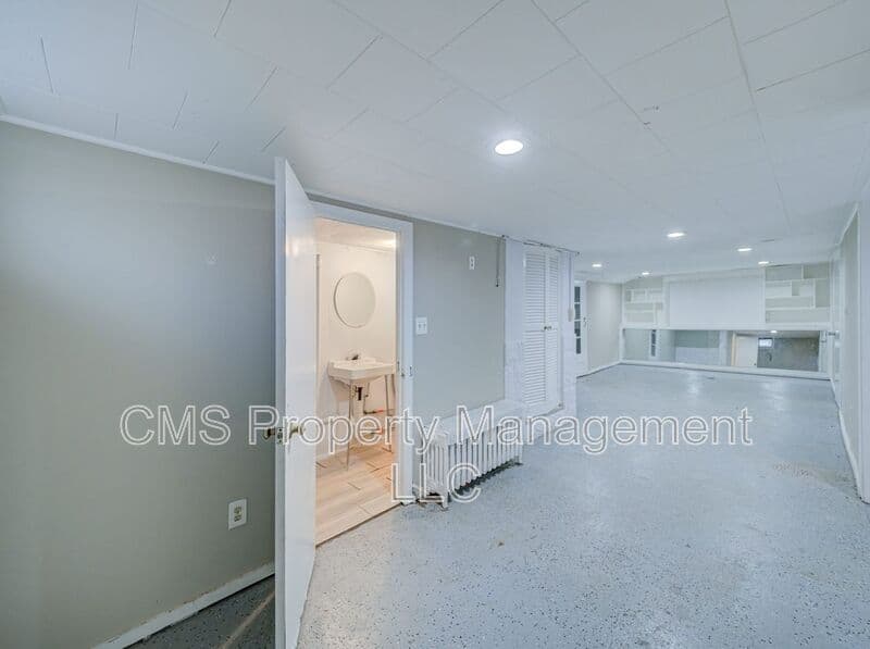 Manville House: 719 Newark Ave