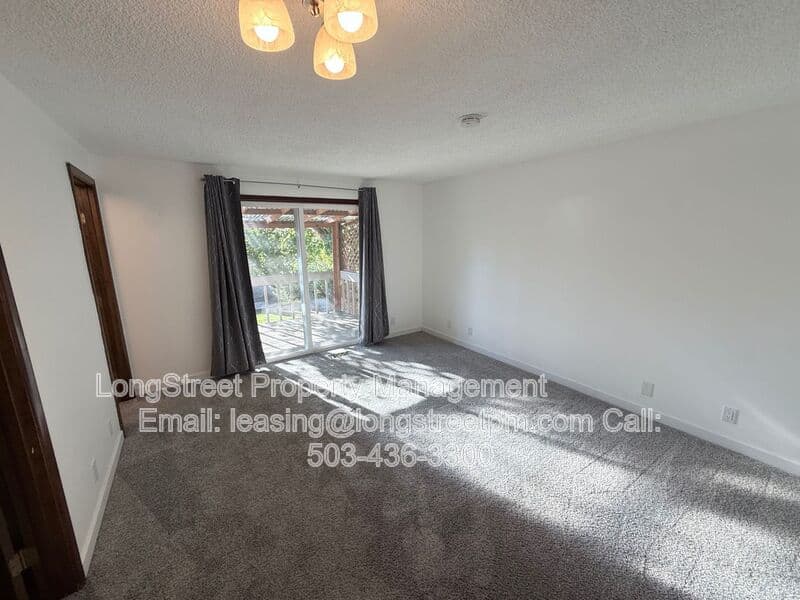 Salem House: 869 Meadowlawn Dr SE