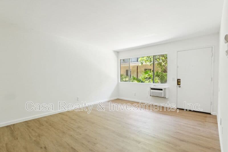 Panorama City House: 8800 Cedros Ave