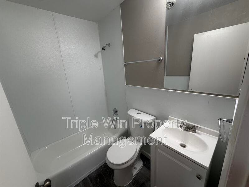 HAZELWOOD House: 7250 HOWDERSHELL RD